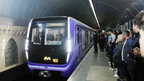 Metroda gecikmə: Qatarlar stansiyada qalıb - (YENİLƏNİB)