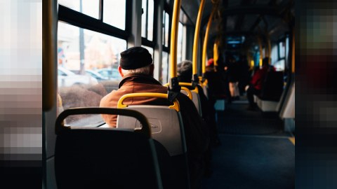 72 yaşlı kişi avtobusda öldü