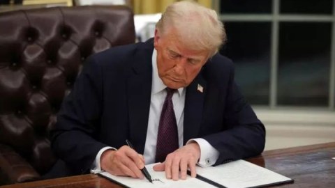Donald Tramp Sülh Şurasının yekun qətnaməsini imzalayıb