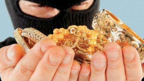 Kirayə qaldığı evdən pul və qızıl oğurlayan şəxs saxlanıldı