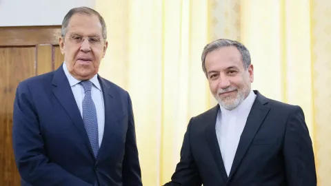 Lavrov Arakçi ilə İranın vəziyyətini müzakirə etdi