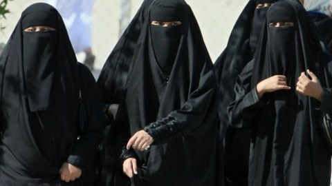 Bakıda qaraçı qadınlar hicab bağlayıb marketi taladı&nbsp;- VİDEO