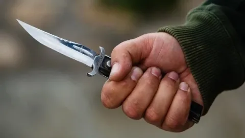 Abşeronda gənci arvadını öpdüyü üçün BIÇAQLADILAR