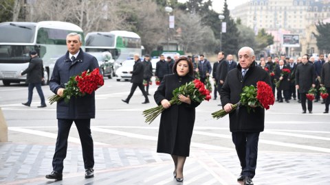 Rəsmilər "Ana harayı" abidəsini ziyarət etdilər - FOTOLAR