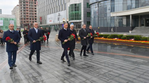 Nazirliyin kollektivi Xocalı soyqırımı abidəsini ziyarət etdi - FOTO