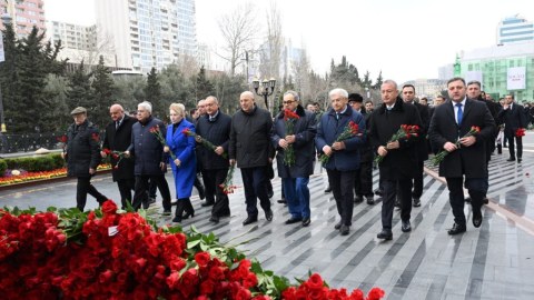 Ağsaqqallar Şurasının üzvləri &ldquo;Ana harayı&rdquo; abidəsini ziyarət ediblər - FOTO
