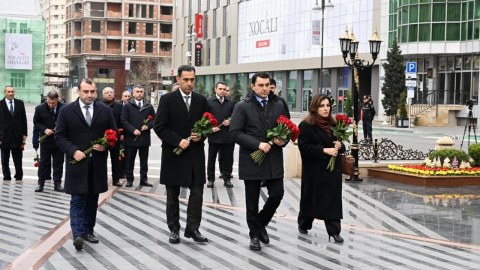 Nazirliyin kollektivi Xocalı soyqırımı abidəsini ziyarət edib -&nbsp;FOTOLAR