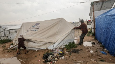 Qəzzada yüzlərlə çadır su altında