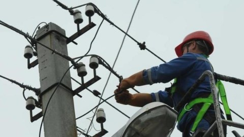 Elektrik dirəyindən yıxılan kişi öldü