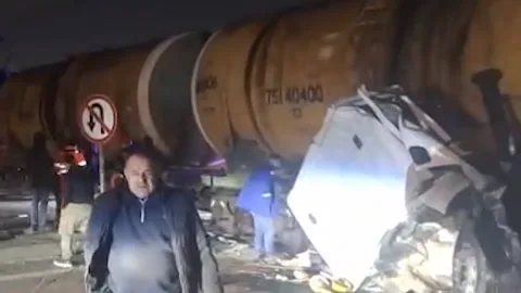 Bakıda&nbsp;yük maşını qatara çırpıldı - VİDEO