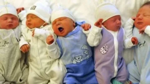 24 yaşlı qadın beşəm dünyaya gətirdi