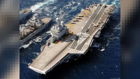 Fransanın aviadaşıyıcısı Aralıq dənizinə yollandı