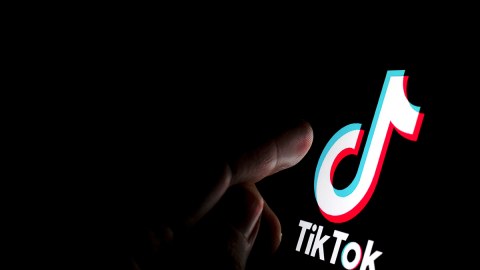 "TikTok"da açıq-saçıq videosunu paylaşan QIZ HƏBS EDİLDİ