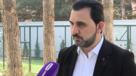 Aylardır 60 min manatdan çox pulunu ala bilmir
