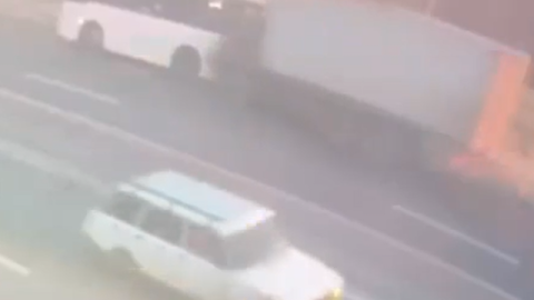 Bakıda "Kamaz" avtobusla toqquşdu&nbsp;- VİDEO