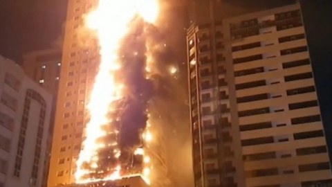 İranın hücumundan sonra Küveytdəki bina&nbsp;alovlandı