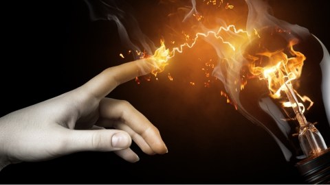 Masazırda qadını elektrik cərəyanı vuraraq öldürdü