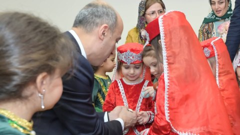 Nazir Xankəndidə şagirdlərlə&nbsp;yumurta döyüşdürdü - FOTO