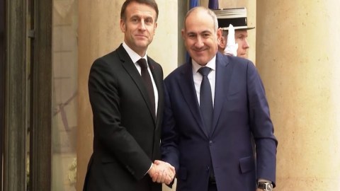 Paşinyan Makronla regionu müzakirə etdi