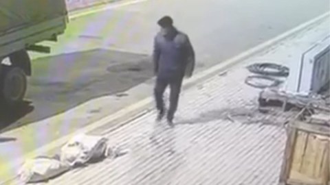 Qəzada ölən şəxsin yaxınları axtarılır&nbsp;- Əlində &ldquo;Süleyman&rdquo; yazılıb (VİDEO)
