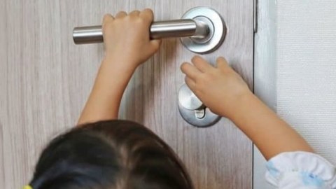 Bakıda azyaşlı bağlı qapı arxasında qaldı