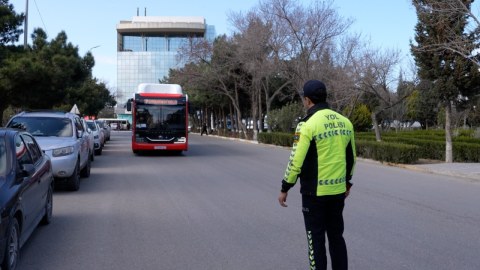 Polis&nbsp;avtobus sürücülərini şöbəyə dəvət etdi - VİDEO