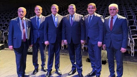 Tanınmış yazıçı sənət adamlarına irad tutdu: &ldquo;Niyə belə rəsmi geyinirlər?&rdquo;