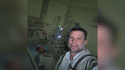 İsrailli nazir yaralı oğlu ilə foto paylaşdı