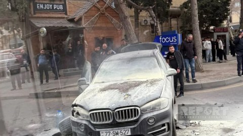 Bakıda qəza oldu, BMW yandı