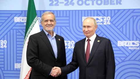 Putin Pezeşkiana mesaj yolladı: İranın yanındayıq!
