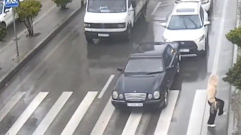 Yağışlı hava qəzaya səbəb oldu - GÖRÜNTÜ