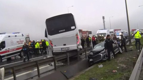 Türkiyədə polisləri daşıyan&nbsp;avtobusunun qəzaya düşüdü - 30 nəfər yaralandı