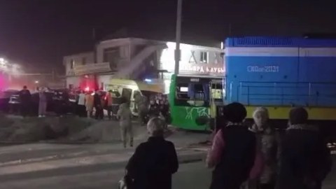 Avtobus qatarla toqquşdu, xəsarət alanlar var