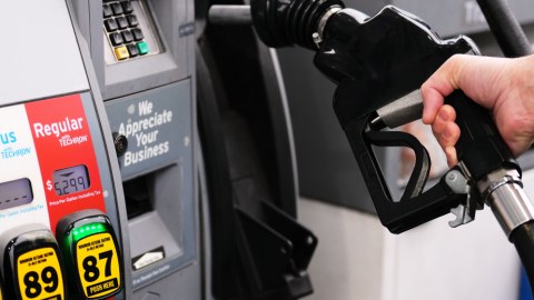 ABŞ-də benzinin qiyməti 4 dolları ötüb