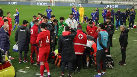 Türkiyə yığmasının baş məşqçisi&nbsp;huşunu itirdi-FOTO