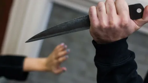 Ağdamda 22 yaşlı şəxs dayısı qızını üzündən bıçaqladı
