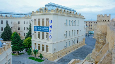 UNEC-in rektoru Qarabağ Universitetinə 500 kitab hədiyyə etdi