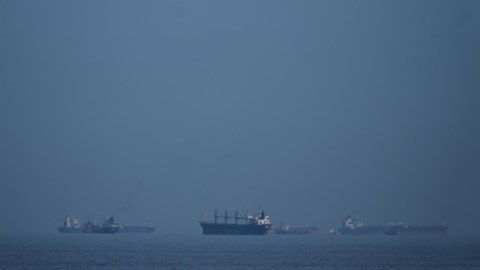 400 gəmi Hörmüzdən keçid icazəsi gözləyir