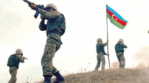 Aprel sarsıntısından Kreml masasına: 10 ilin dərsi, bugünün paradoksu