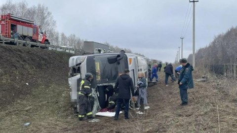 Uşaqların&nbsp;avtobusu qəzaya düşü: sürücü öldü, 10 nəfər yaralandı