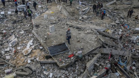 İranda humanitar yardımla dolu konteynerlər&nbsp;vuruldu