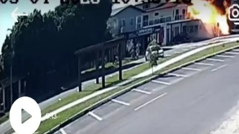 Təyyarə yaşayış binasına çırpıldı