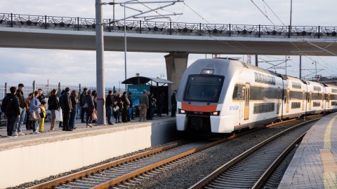 Dəmir yolu yenidən yüksəlişdə: rahatlıq, təhlükəsizlik və gələcəyin nəqliyyatı