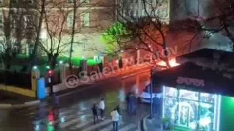 Hərbi Prokurorluğun qarşısında maşın yandı