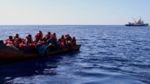 Miqrantları daşıyan qayıq aşdı, ölənlər var