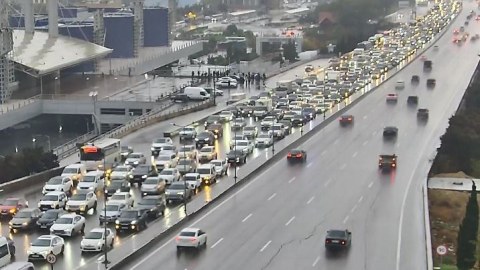 Yağışlı Bakının tıxaclı YOLLARI