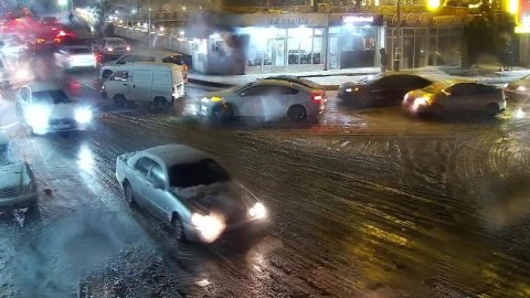 Yağışa görə bəzi ərazilərdə nəqliyyatın hərəkəti çətinləşib