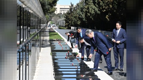 Qazaxıstanlı nazirlər&nbsp;Şəhidlər xiyabanını və Zəfər parkını ziyarət edib