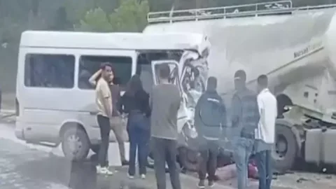 Mikroavtobusla TIR toqquşdu - 7 ölü, 7 yaralı