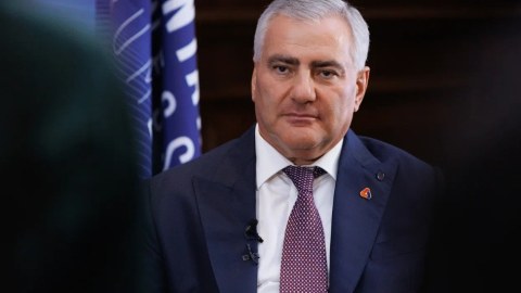 Baş nazir olmaq üçün 2 ölkənin vətəndaşlığından imtina edir